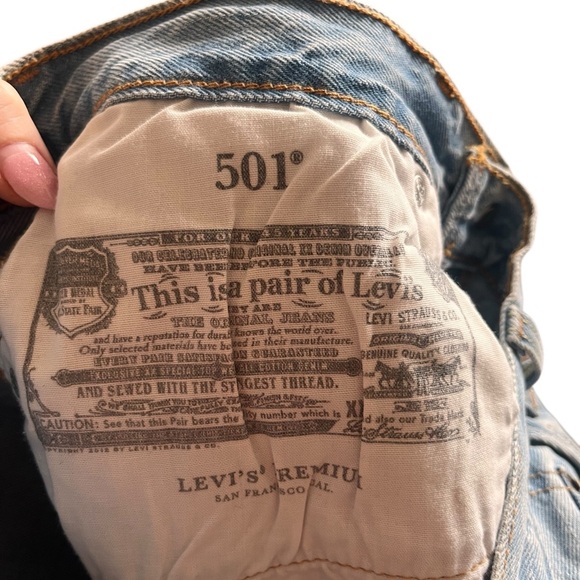 Levi’s 501 Button Fly High Rise Distressed Denim Shorts 9” Inseam Size 28 - Picture 4 of 6